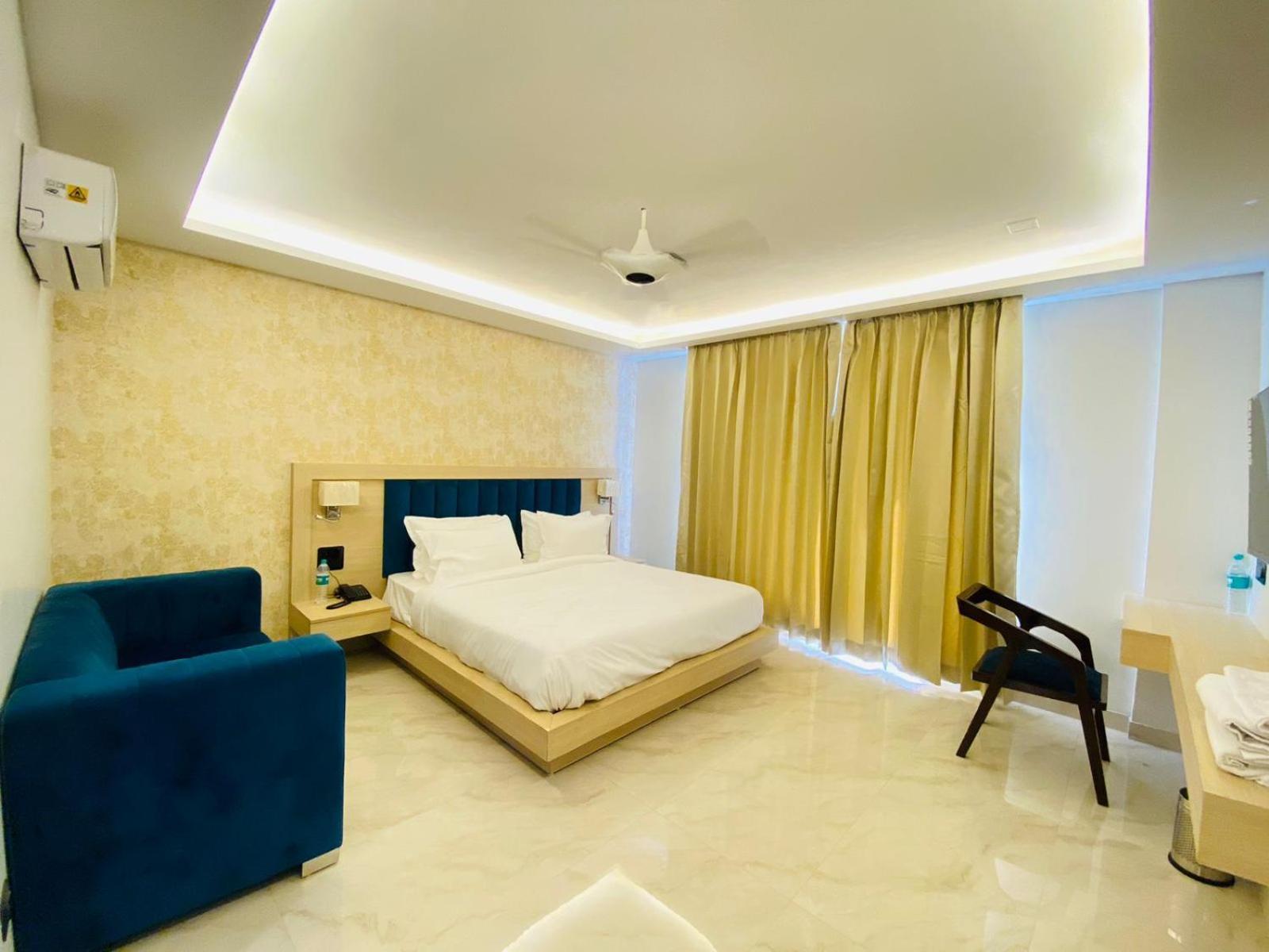 Hotel Holiday Grand Greater Noida Exterior photo