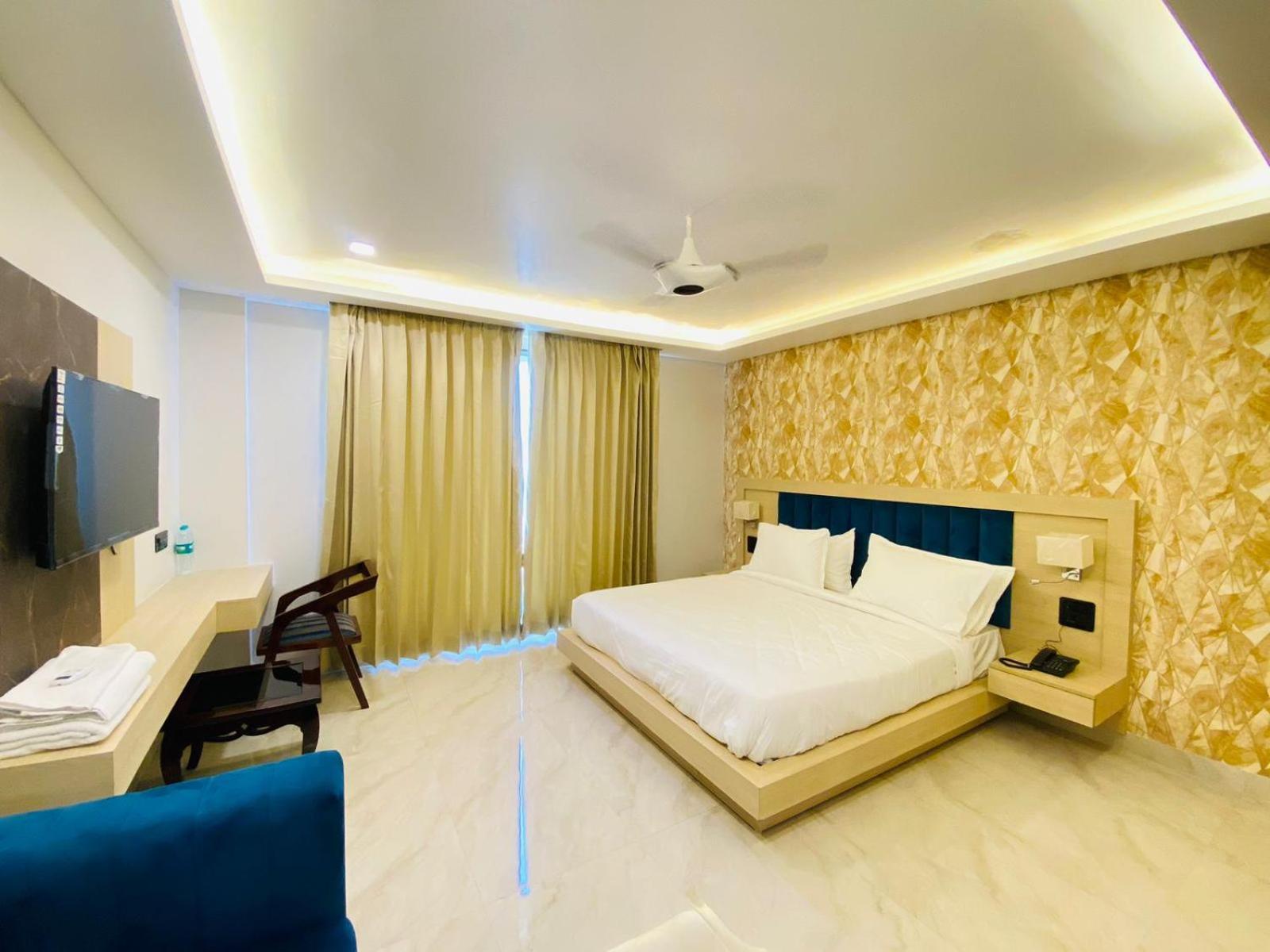 Hotel Holiday Grand Greater Noida Exterior photo