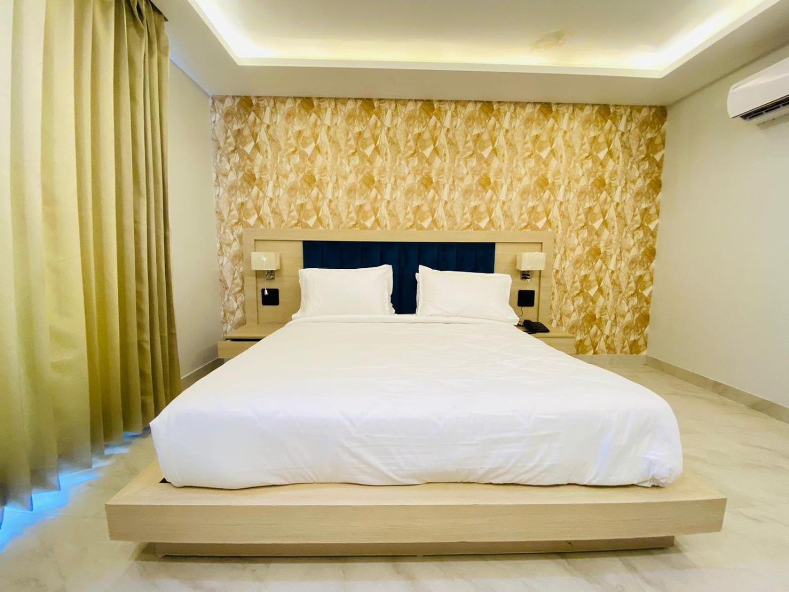 Hotel Holiday Grand Greater Noida Exterior photo