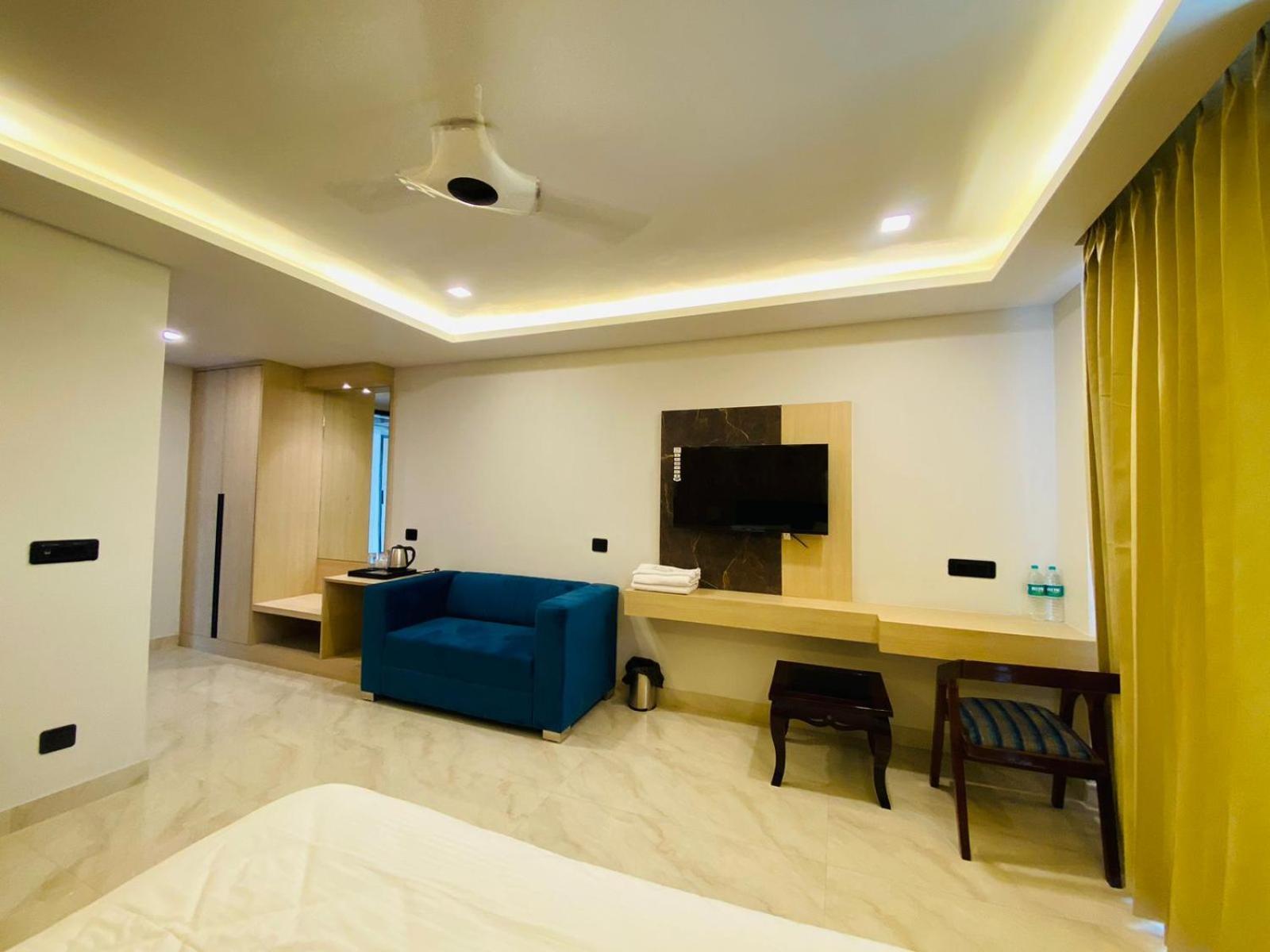 Hotel Holiday Grand Greater Noida Exterior photo